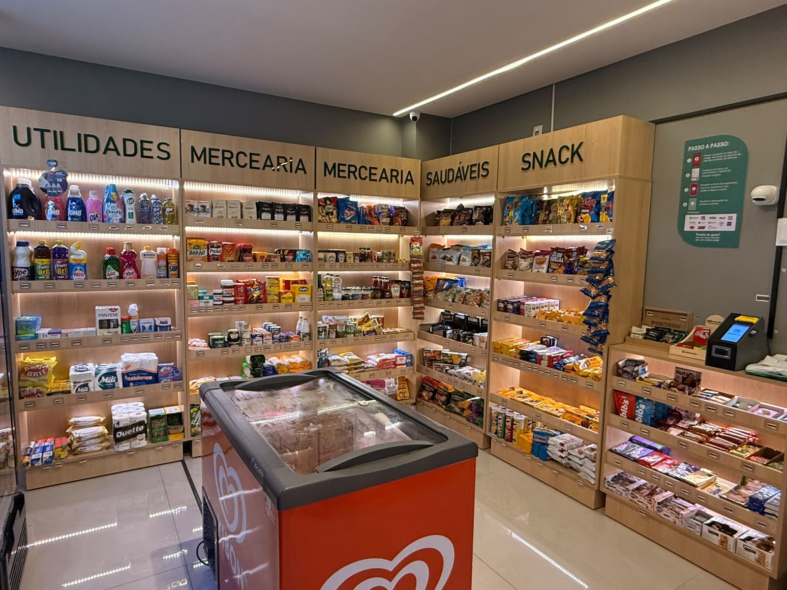 Prateleiras abastecidas da Uai Mercadinn